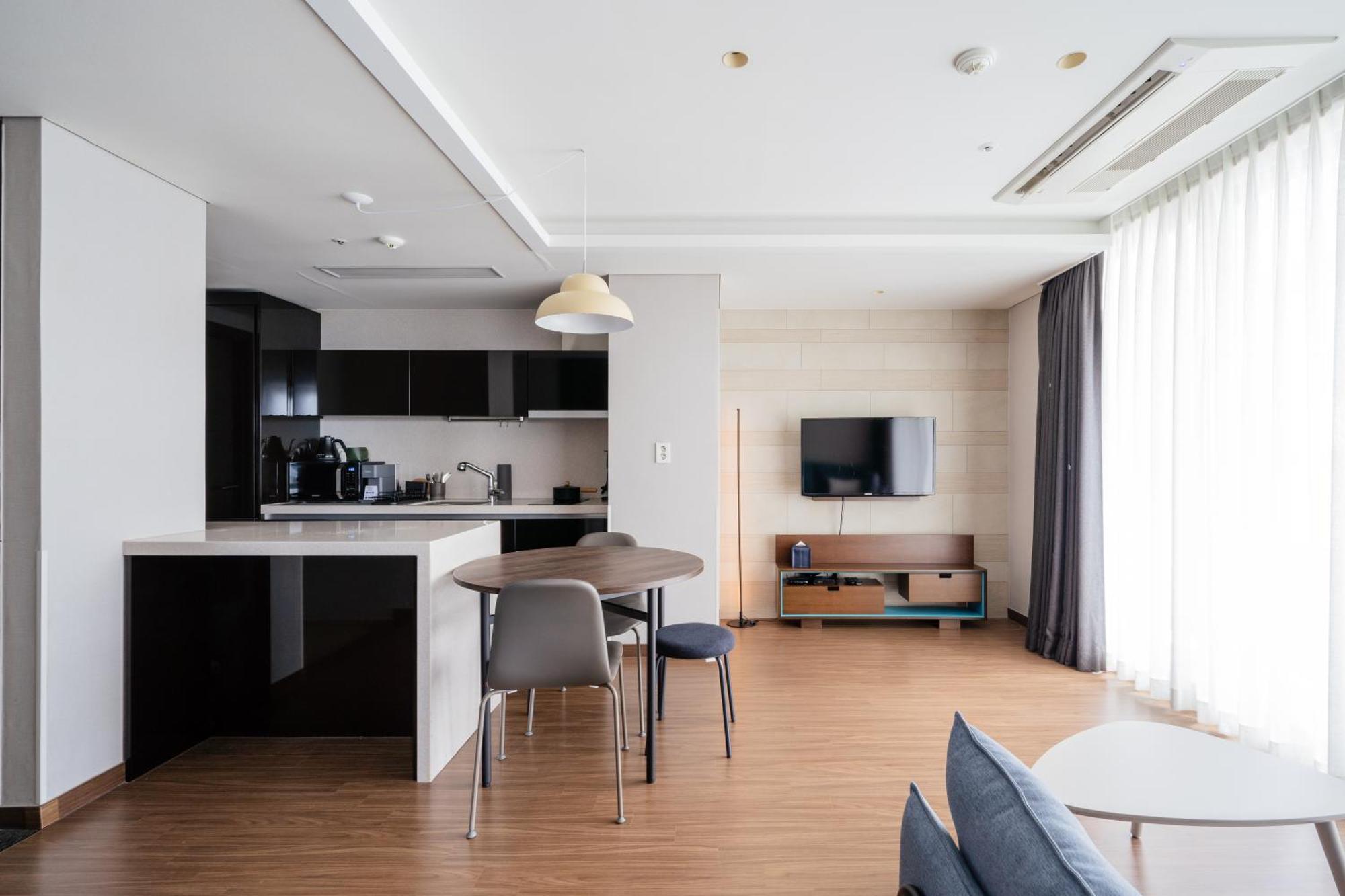 Urbanstay Haeundae Station Busan Buitenkant foto